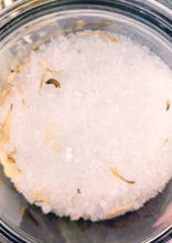 Load image into Gallery viewer, Lemongrass and Sandalwood Salts Close up
