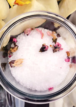 Load image into Gallery viewer, Vanilla and Vetiver Salts Close up